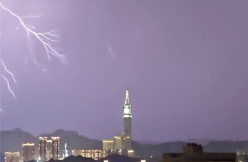 Petir menyambar puncak Menara Jam Mekkah, Arab Saudi, saat badai melanda. Momen dramatis itu direkam astronom Arab Saudi Mulham Hindi. (X/@MulhamH)