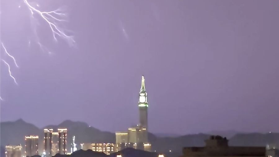 Petir menyambar puncak Menara Jam Mekkah, Arab Saudi, saat badai melanda. Momen dramatis itu direkam astronom Arab Saudi Mulham Hindi.