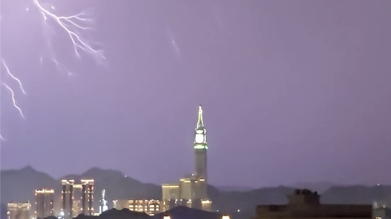 Petir menyambar puncak Menara Jam Mekkah, Arab Saudi, saat badai melanda. Momen dramatis itu direkam astronom Arab Saudi Mulham Hindi.