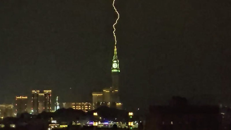 Petir menyambar puncak Menara Jam Mekkah, Arab Saudi, saat badai melanda. Momen dramatis itu direkam astronom Arab Saudi Mulham Hindi.