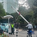 Pintu keluar Hotel Mulia mulai dipasangi kawat berduri dan dijaga petugas, di Jakarta, Kamis (27/8/2026). (CNBC Indonesia/Ferry Sandi)