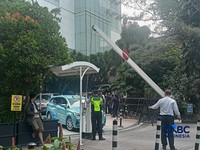 Pintu keluar Hotel Mulia mulai dipasangi kawat berduri dan dijaga petugas, di Jakarta, Kamis (27/8/2026). (CNBC Indonesia/Ferry Sandi)