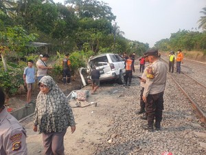 Video Sederet Kecelakaan KA Sepekan Ini: Taksi Listrik hingga Minibus 1 Keluarga