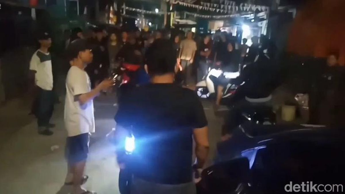 Polisi Diamuk Massa Saat Evakuasi Pelaku Penyerangan Warga di Makassar