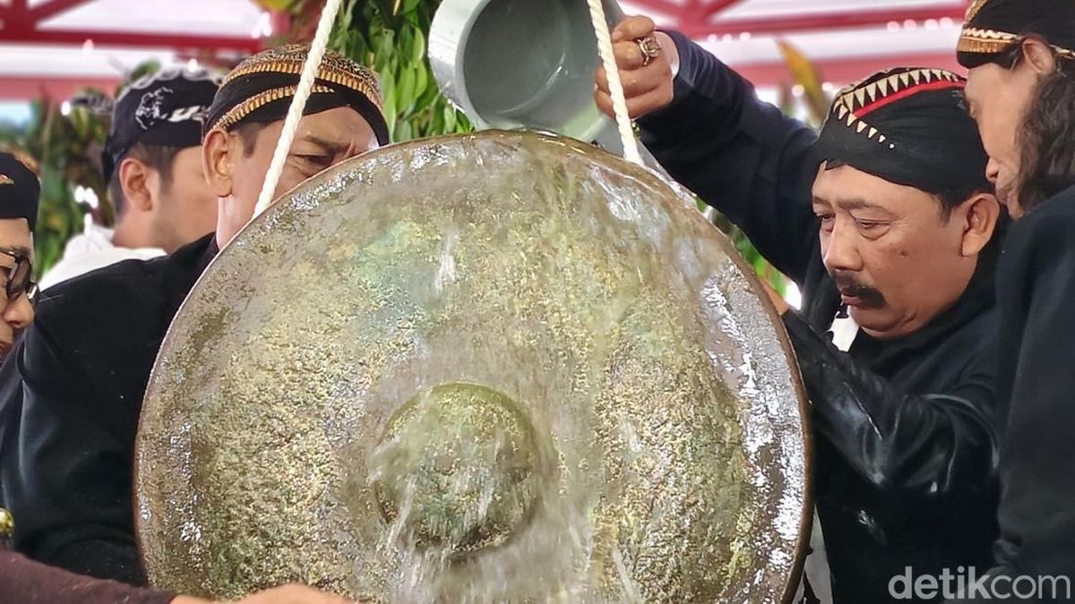 Tradisi Air Jamasan Gong Kiai Pradah Blitar Jadi Rebutan Ribuan Warga