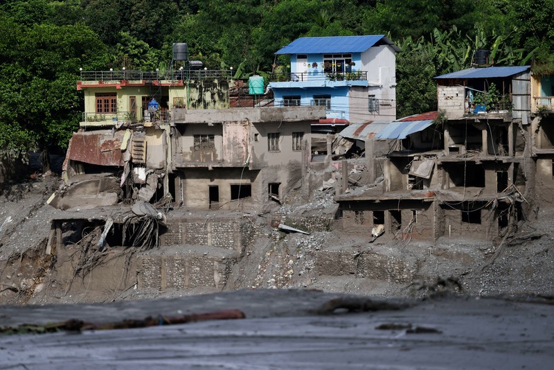 Tampilan dari drone memperlihatkan lumpur yang menutupi bangunan setelah banjir bandang di Trishuli, distrik Nuwakot, Nepal, pada 27 Agustus 2026. (REUTERS/Navesh Chitrakar)
