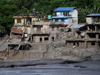 Rumah-rumah yang rusak akibat banjir dahsyat di Trishuli, Distrik Nuwakot, Nepal, pada 27 Agustus 2026. (REUTERS/Navesh Chitrakar)