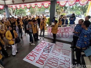 Mahasiswa Unsoed Demo Tuntut Transparansi UKT dan IPI