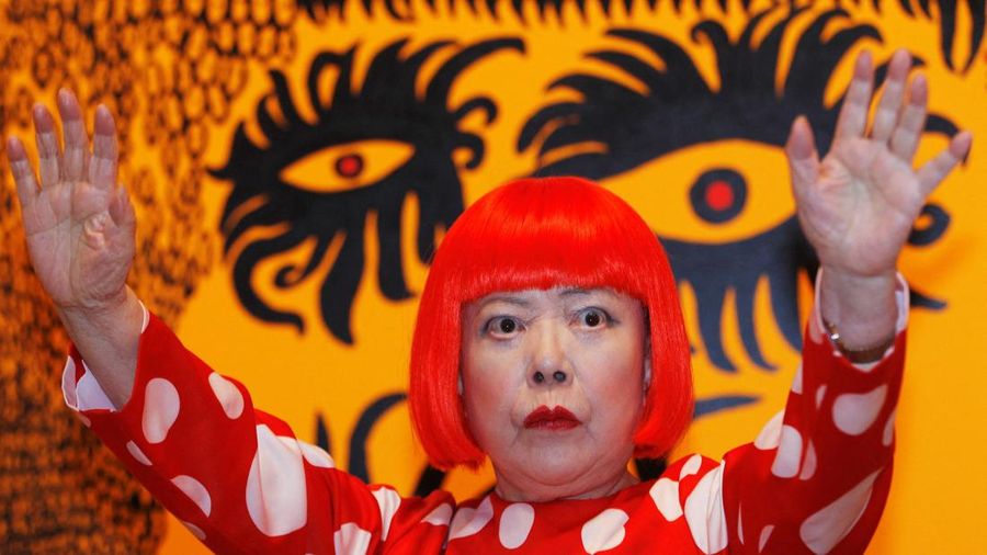 Seniman Yayoi Kusama berpose bersama detail karya seninya yang berjudul "Love arrives at the Earth Carrying with it a Tale of the Cosmos" di galeri Tate Modern di London, Inggris, 7 Februari 2012. (REUTERS/Luke MacGregor/Foto)