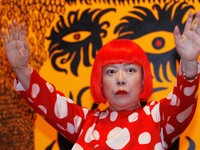 Seniman Yayoi Kusama berpose bersama detail karya seninya yang berjudul "Love arrives at the Earth Carrying with it a Tale of the Cosmos" di galeri Tate Modern di London, Inggris, 7 Februari 2012. (REUTERS/Luke MacGregor/Foto)