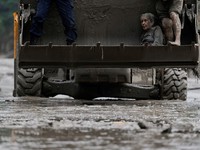Seorang penyintas dibawa ke tempat yang lebih aman menggunakan alat berat setelah banjir bandang di Trishuli, distrik Nuwakot, Nepal, pada 26 Agustus 2026. (REUTERS/Navesh Chitrakar)
