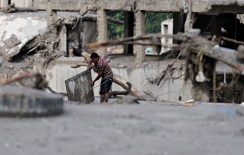 Tampilan dari drone memperlihatkan lumpur yang menutupi bangunan setelah banjir bandang di Trishuli, distrik Nuwakot, Nepal, pada 27 Agustus 2026. (REUTERS/Navesh Chitrakar)