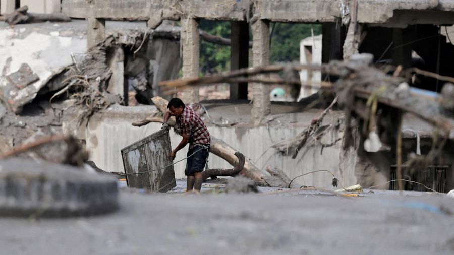 Seorang pria menyelamatkan barang-barangnya dari lumpur setelah banjir dahsyat di Trishuli, Distrik Nuwakot, Nepal, pada 27 Agustus 2026. Seorang pria menyelamatkan barang-barangnya dari lumpur setelah banjir dahsyat di Trishuli, Distrik Nuwakot, Nepal, pada 27 Agustus 2026.