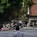 Seorang pria yang membawa barang-barangnya berjalan melintasi puing-puing pascabanjir dahsyat di Trishuli, Distrik Nuwakot, Nepal, pada 27 Agustus 2026. (REUTERS/Navesh Chitrakar)
