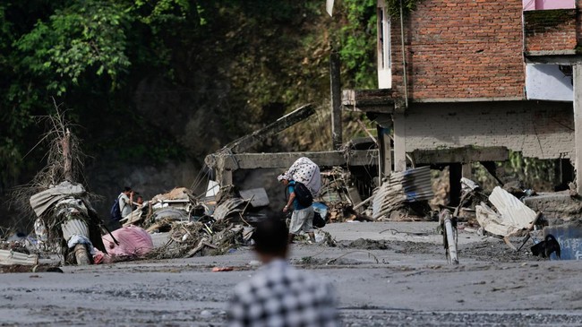 Miris! Mayat Korban Banjir Bandang Nepal Diseret, Anting Emas Dicuri