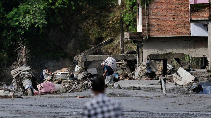 Seorang pria yang membawa barang-barangnya berjalan melintasi puing-puing pascabanjir dahsyat di Trishuli, Distrik Nuwakot, Nepal, pada 27 Agustus 2026. Seorang pria yang membawa barang-barangnya berjalan melintasi puing-puing pascabanjir dahsyat di Trishuli, Distrik Nuwakot, Nepal, pada 27 Agustus 2026.