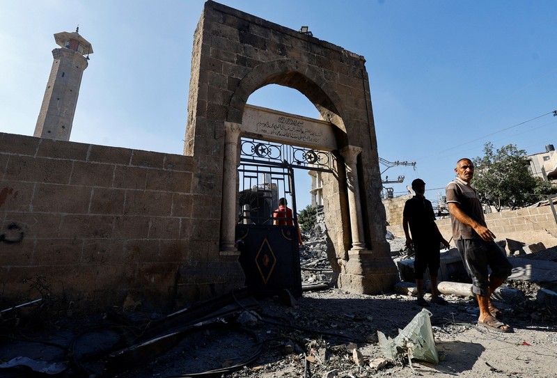 Serangan udara Israel menghancurkan Masjid Abu Salim, salah satu masjid bersejarah di Deir al-Balah, Gaza tengah, pada Selasa (25/8/2026). (REUTERS/Mahmoud Issa)