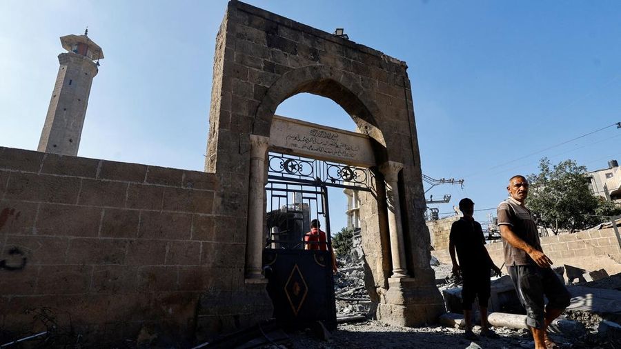 Serangan udara Israel menghancurkan Masjid Abu Salim, salah satu masjid bersejarah di Deir al-Balah, Gaza tengah, pada Selasa (25/8/2026). (REUTERS/Mahmoud Issa)