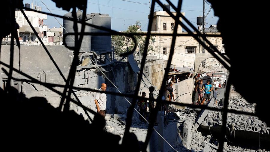 Serangan udara Israel menghancurkan Masjid Abu Salim, salah satu masjid bersejarah di Deir al-Balah, Gaza tengah, pada Selasa (25/8/2026). (REUTERS/Mahmoud Issa)