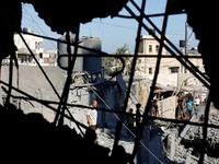Serangan udara Israel menghancurkan Masjid Abu Salim, salah satu masjid bersejarah di Deir al-Balah, Gaza tengah, pada Selasa (25/8/2026). (REUTERS/Mahmoud Issa)
