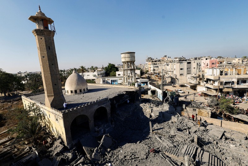 Serangan udara Israel menghancurkan Masjid Abu Salim, salah satu masjid bersejarah di Deir al-Balah, Gaza tengah, pada Selasa (25/8/2026). (REUTERS/Mahmoud Issa)