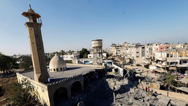 Serangan udara Israel menghancurkan Masjid Abu Salim, salah satu masjid bersejarah di Deir al-Balah, Gaza tengah, pada Selasa (25/8/2026). (REUTERS/Mahmoud Issa)