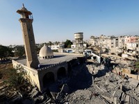 Serangan udara Israel menghancurkan Masjid Abu Salim, salah satu masjid bersejarah di Deir al-Balah, Gaza tengah, pada Selasa (25/8/2026). (REUTERS/Mahmoud Issa)