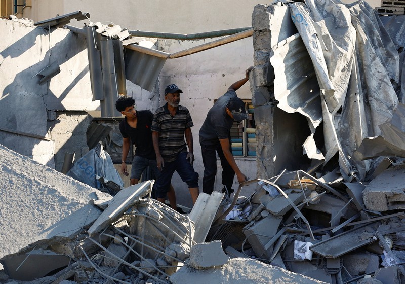 Serangan udara Israel menghancurkan Masjid Abu Salim, salah satu masjid bersejarah di Deir al-Balah, Gaza tengah, pada Selasa (25/8/2026). (REUTERS/Mahmoud Issa)