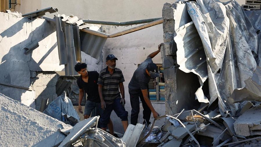 Serangan udara Israel menghancurkan Masjid Abu Salim, salah satu masjid bersejarah di Deir al-Balah, Gaza tengah, pada Selasa (25/8/2026). (REUTERS/Mahmoud Issa)