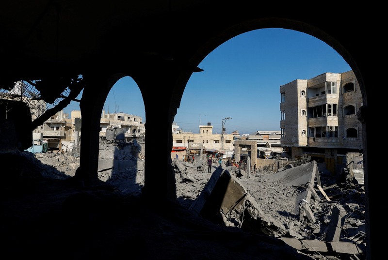 Serangan udara Israel menghancurkan Masjid Abu Salim, salah satu masjid bersejarah di Deir al-Balah, Gaza tengah, pada Selasa (25/8/2026). (REUTERS/Mahmoud Issa)