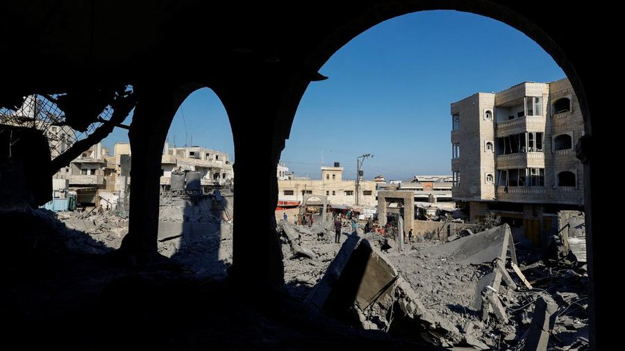 Serangan udara Israel menghancurkan Masjid Abu Salim, salah satu masjid bersejarah di Deir al-Balah, Gaza tengah, pada Selasa (25/8/2026). (REUTERS/Mahmoud Issa)