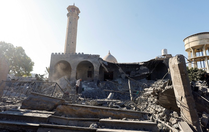 Serangan udara Israel menghancurkan Masjid Abu Salim, salah satu masjid bersejarah di Deir al-Balah, Gaza tengah, pada Selasa (25/8/2026). (REUTERS/Mahmoud Issa)