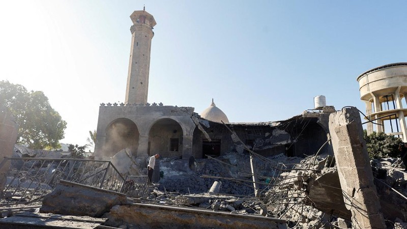 Serangan udara Israel menghancurkan Masjid Abu Salim, salah satu masjid bersejarah di Deir al-Balah, Gaza tengah, pada Selasa (25/8/2026). (REUTERS/Mahmoud Issa)