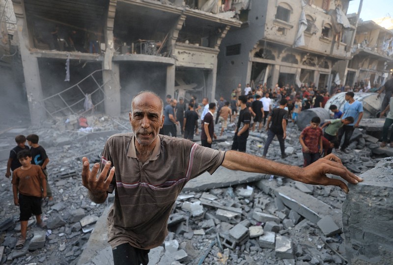 Serangan udara Israel menghancurkan Masjid Abu Salim, salah satu masjid bersejarah di Deir al-Balah, Gaza tengah, pada Selasa (25/8/2026). (REUTERS/Mahmoud Issa)