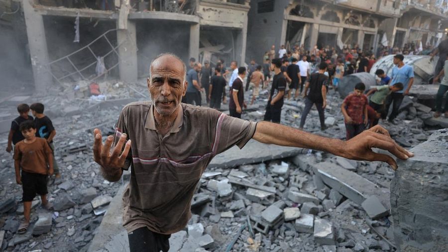 Serangan udara Israel menghancurkan Masjid Abu Salim, salah satu masjid bersejarah di Deir al-Balah, Gaza tengah, pada Selasa (25/8/2026). (REUTERS/DAWOUD ABU ALKAS)