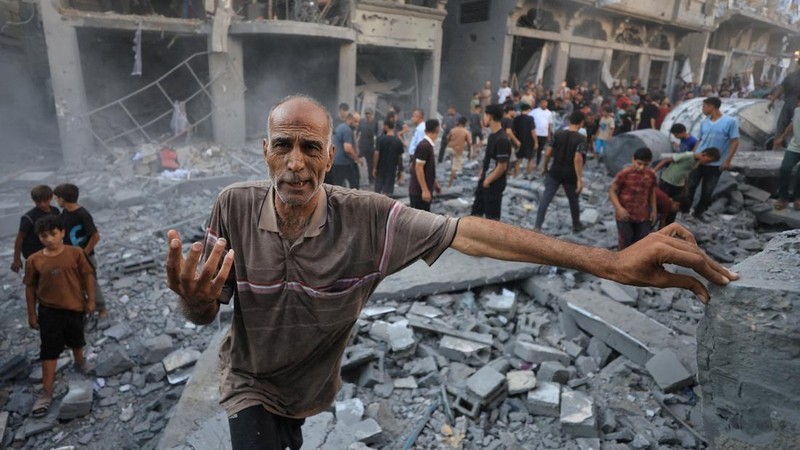 Serangan udara Israel menghancurkan Masjid Abu Salim, salah satu masjid bersejarah di Deir al-Balah, Gaza tengah, pada Selasa (25/8/2026). (REUTERS/DAWOUD ABU ALKAS)