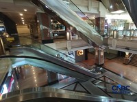 Suasana area mal STC Senayan, Jakarta masih ada aktivitas meski di luar yakni area Senayan tengah terjadi demo besar, Kamis (27/8/26) siang. (CNBC Indonesia/Ferry Sandi)
