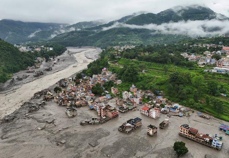 Tampilan dari drone memperlihatkan lumpur yang menutupi bangunan setelah banjir bandang di Trishuli, distrik Nuwakot, Nepal, pada 27 Agustus 2026. (REUTERS/Navesh Chitrakar)