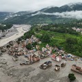 Tampilan dari drone memperlihatkan lumpur yang menutupi bangunan dan properti setelah banjir bandang di Trishuli, distrik Nuwakot, Nepal, pada 27 Agustus 2026. (REUTERS/Navesh Chitrakar)