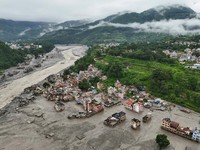 Tampilan dari drone memperlihatkan lumpur yang menutupi bangunan dan properti setelah banjir bandang di Trishuli, distrik Nuwakot, Nepal, pada 27 Agustus 2026. (REUTERS/Navesh Chitrakar)