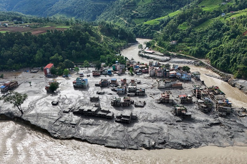 Tampilan dari drone memperlihatkan lumpur yang menutupi bangunan setelah banjir bandang di Trishuli, distrik Nuwakot, Nepal, pada 27 Agustus 2026. (REUTERS/Navesh Chitrakar)