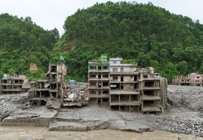 Tampilan dari drone memperlihatkan lumpur yang menutupi bangunan setelah banjir bandang di Trishuli, distrik Nuwakot, Nepal, pada 27 Agustus 2026. (REUTERS/Navesh Chitrakar)