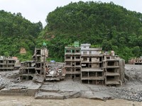 Tampilan dari drone memperlihatkan lumpur yang menutupi bangunan setelah banjir bandang di Trishuli, distrik Nuwakot, Nepal, pada 27 Agustus 2026. (REUTERS/Navesh Chitrakar)