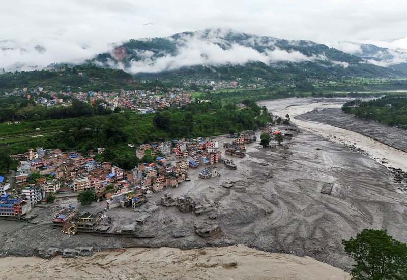 Tampilan dari drone memperlihatkan lumpur yang menutupi bangunan setelah banjir bandang di Trishuli, distrik Nuwakot, Nepal, pada 27 Agustus 2026. (REUTERS/Navesh Chitrakar)
