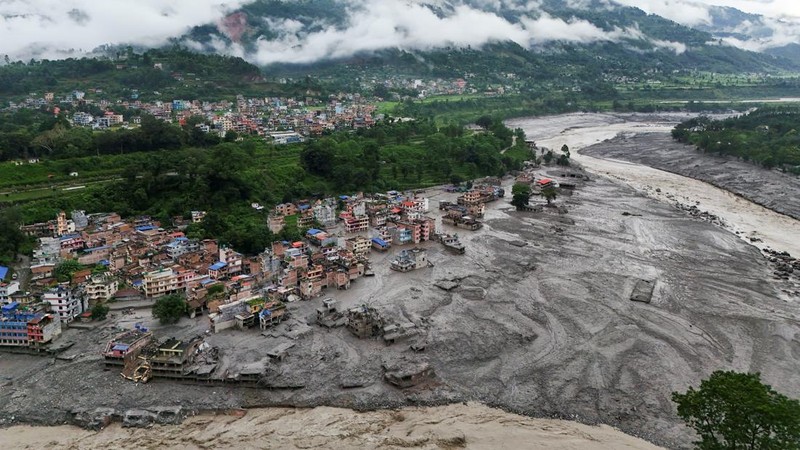 Tampilan dari drone memperlihatkan lumpur yang menutupi bangunan setelah banjir bandang di Trishuli, distrik Nuwakot, Nepal, pada 27 Agustus 2026. (REUTERS/Navesh Chitrakar)