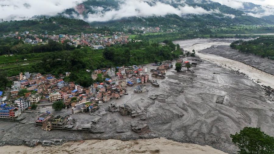 Tampilan dari drone memperlihatkan lumpur yang menutupi bangunan setelah banjir bandang di Trishuli, distrik Nuwakot, Nepal, pada 27 Agustus 2026. Tampilan dari drone memperlihatkan lumpur yang menutupi bangunan setelah banjir bandang di Trishuli, distrik Nuwakot, Nepal, pada 27 Agustus 2026. (REUTERS/Navesh Chitrakar)