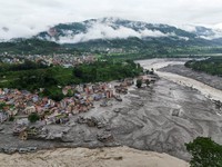 Tampilan dari drone memperlihatkan lumpur yang menutupi bangunan setelah banjir bandang di Trishuli, distrik Nuwakot, Nepal, pada 27 Agustus 2026. (REUTERS/Navesh Chitrakar)