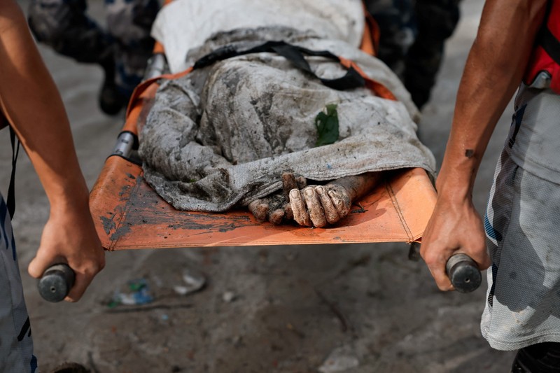 Tim penyelamat bergegas untuk mencari ratusan orang yang hilang di perbatasan Nepal-Tibet akibat banjir bandang dan tanah longsor yang menewaskan sedikitnya 160 orang, Kamis (27/8/2026). (REUTERS/Navesh Chitrakar)
