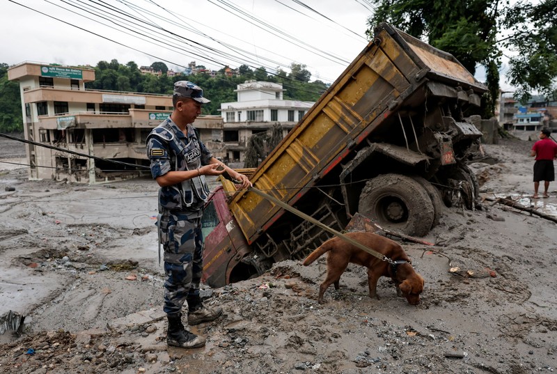 Tim penyelamat bergegas untuk mencari ratusan orang yang hilang di perbatasan Nepal-Tibet akibat banjir bandang dan tanah longsor yang menewaskan sedikitnya 160 orang, Kamis (27/8/2026). (REUTERS/Navesh Chitrakar)