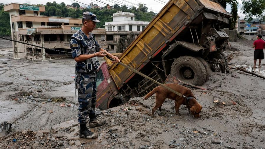 Tim penyelamat bergegas untuk mencari ratusan orang yang hilang di perbatasanNepal-Tibet akibatbanjir bandangdantanah longsoryang menewaskan sedikitnya 160 orang, Kamis (27/8/2026). (REUTERS/Navesh Chitrakar)